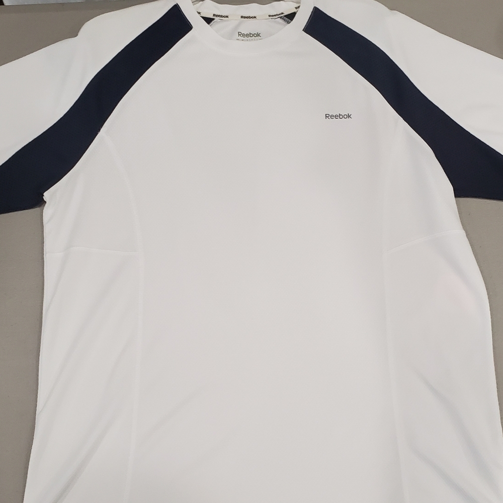 🆕️ Reebok  tee